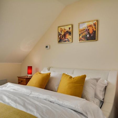 Three Bedroom House In Runcorn By The Lake With Parking By Neofinixdotcom Eksteriør bilde
