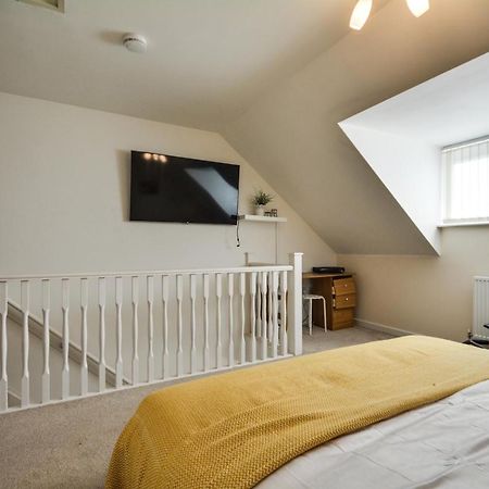 Three Bedroom House In Runcorn By The Lake With Parking By Neofinixdotcom Eksteriør bilde