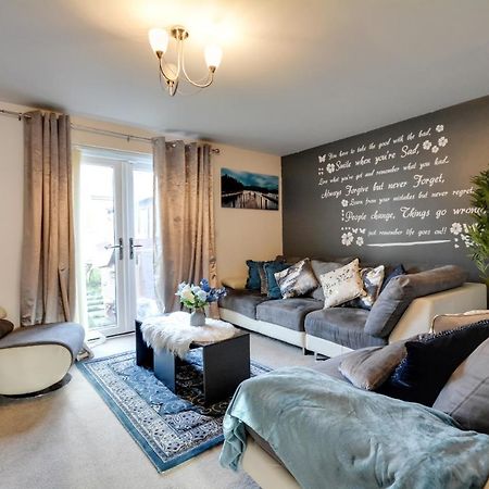 Three Bedroom House In Runcorn By The Lake With Parking By Neofinixdotcom Eksteriør bilde