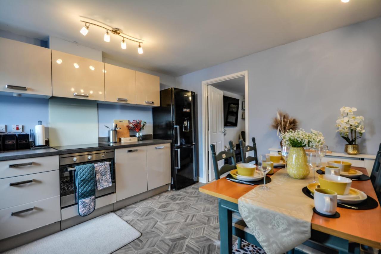 Three Bedroom House In Runcorn By The Lake With Parking By Neofinixdotcom Eksteriør bilde