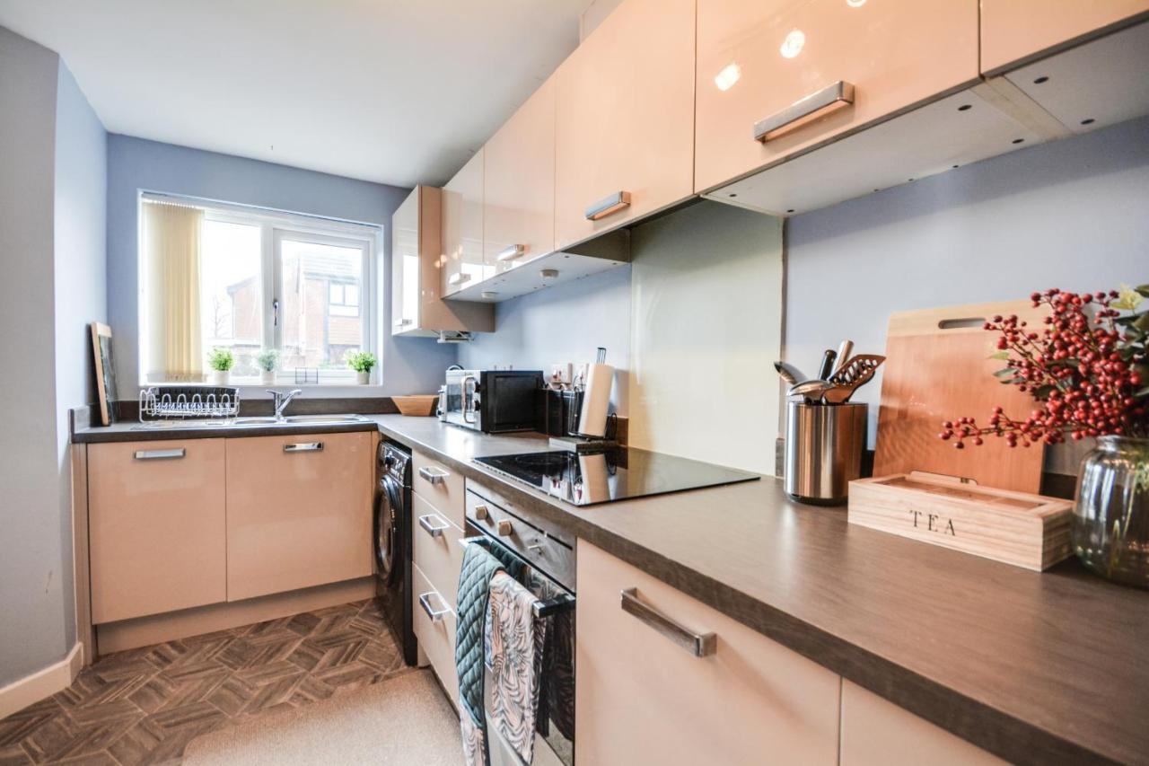 Three Bedroom House In Runcorn By The Lake With Parking By Neofinixdotcom Eksteriør bilde