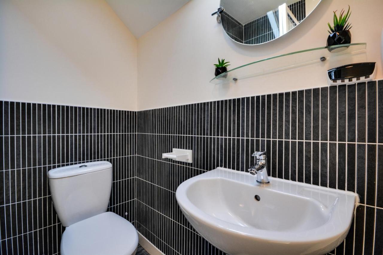 Three Bedroom House In Runcorn By The Lake With Parking By Neofinixdotcom Eksteriør bilde