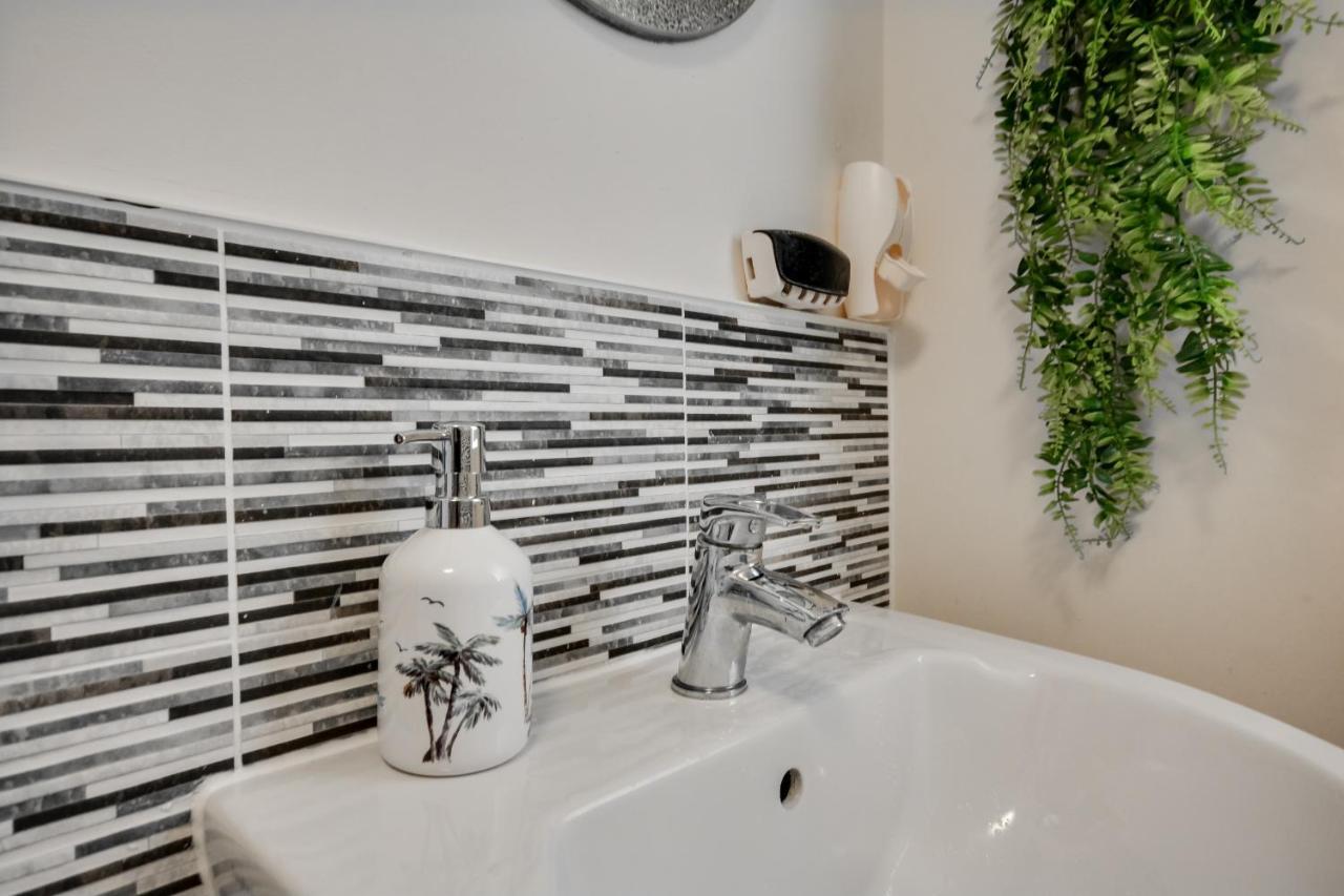 Three Bedroom House In Runcorn By The Lake With Parking By Neofinixdotcom Eksteriør bilde