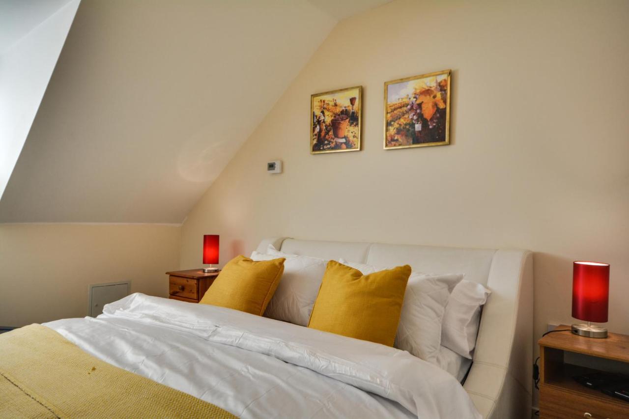 Three Bedroom House In Runcorn By The Lake With Parking By Neofinixdotcom Eksteriør bilde