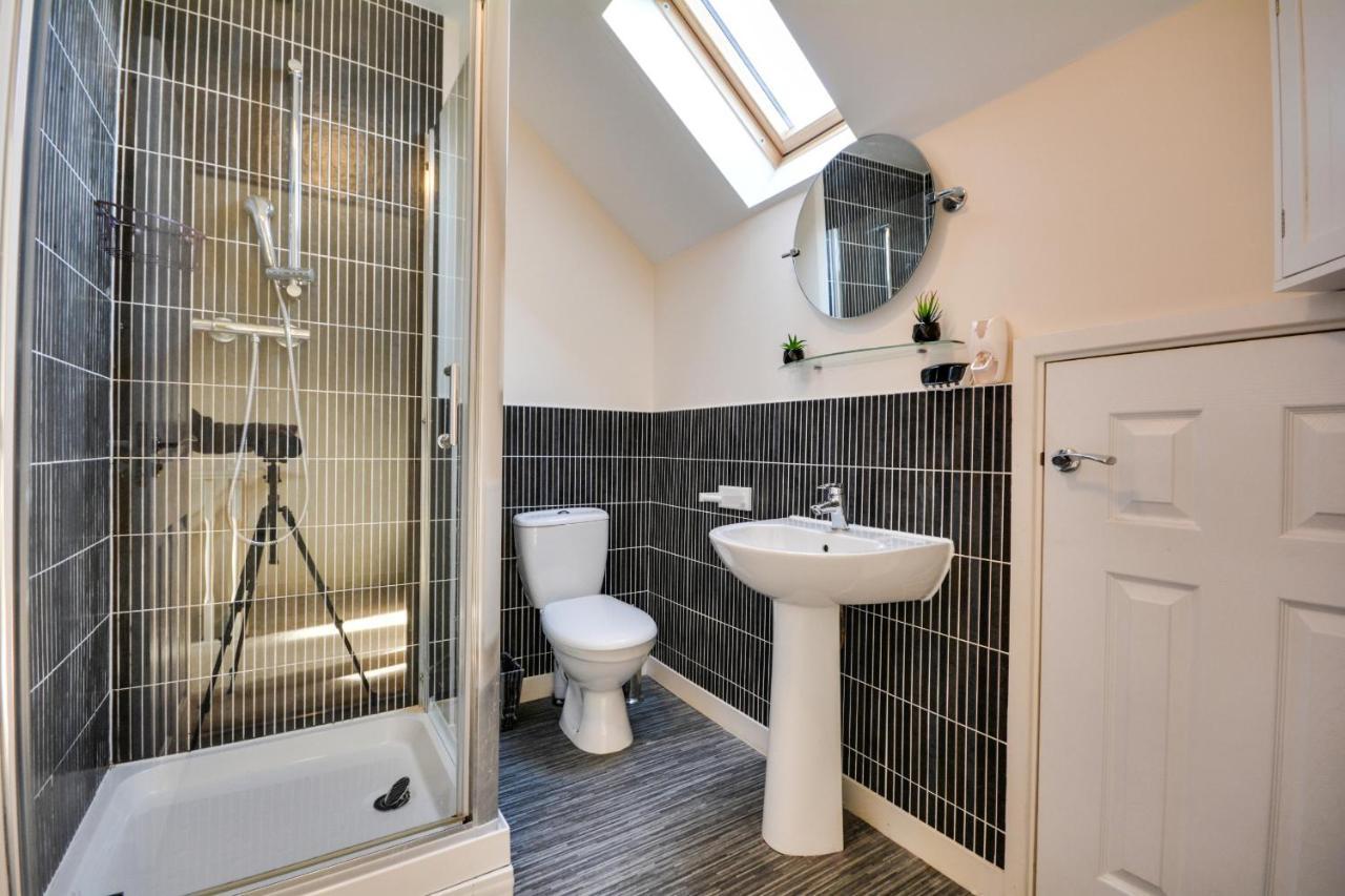 Three Bedroom House In Runcorn By The Lake With Parking By Neofinixdotcom Eksteriør bilde