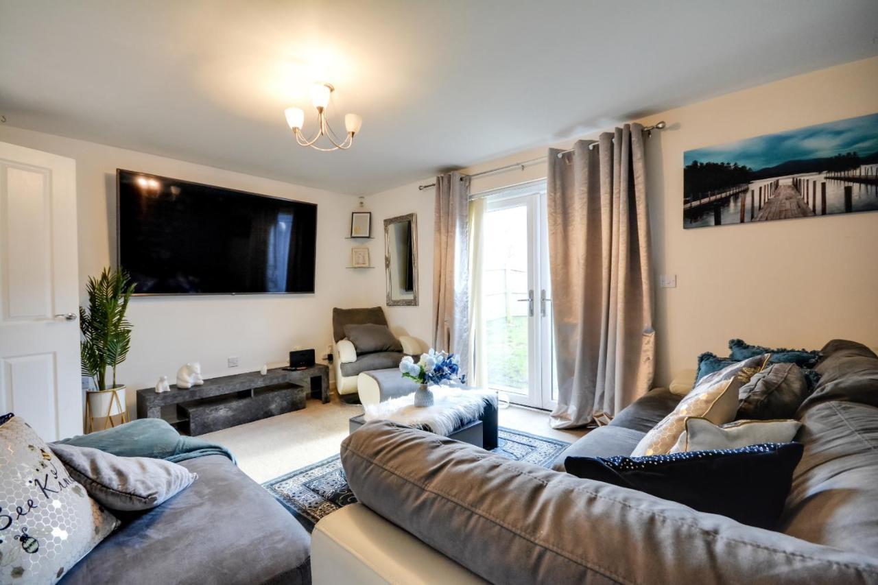 Three Bedroom House In Runcorn By The Lake With Parking By Neofinixdotcom Eksteriør bilde