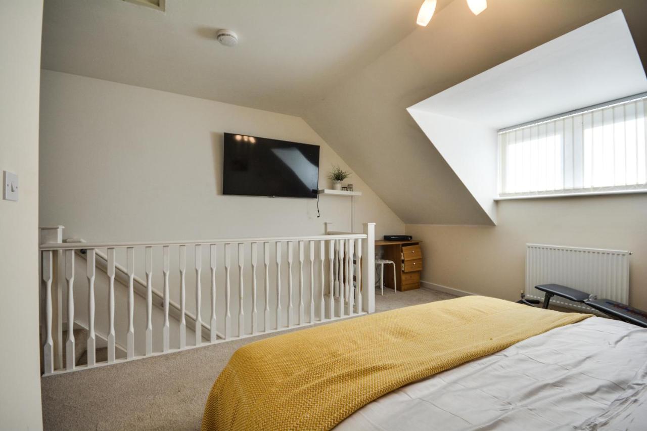 Three Bedroom House In Runcorn By The Lake With Parking By Neofinixdotcom Eksteriør bilde