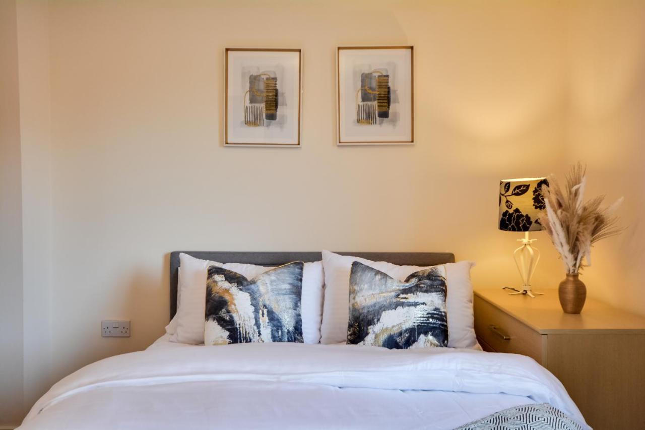Three Bedroom House In Runcorn By The Lake With Parking By Neofinixdotcom Eksteriør bilde