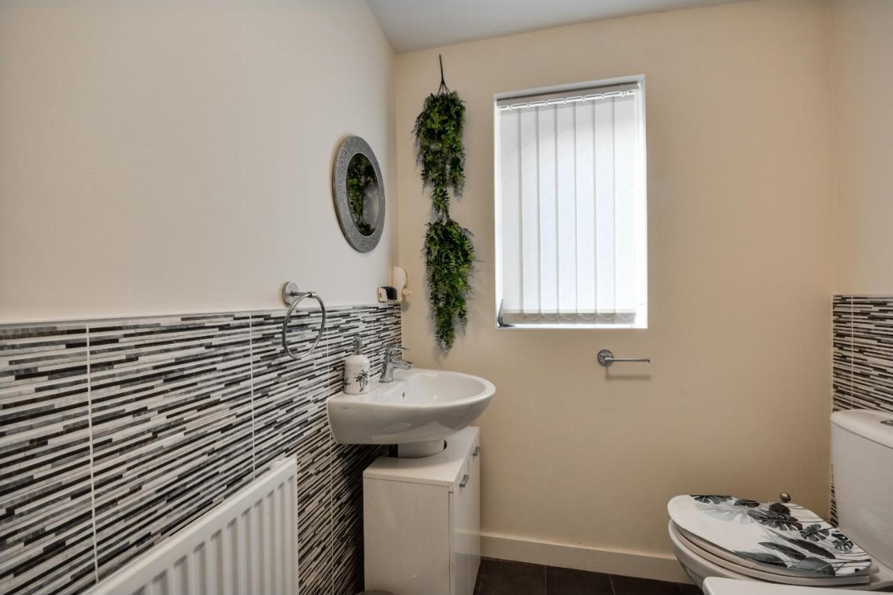Three Bedroom House In Runcorn By The Lake With Parking By Neofinixdotcom Eksteriør bilde