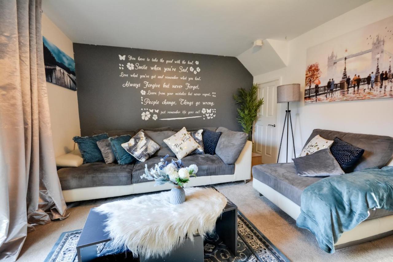 Three Bedroom House In Runcorn By The Lake With Parking By Neofinixdotcom Eksteriør bilde