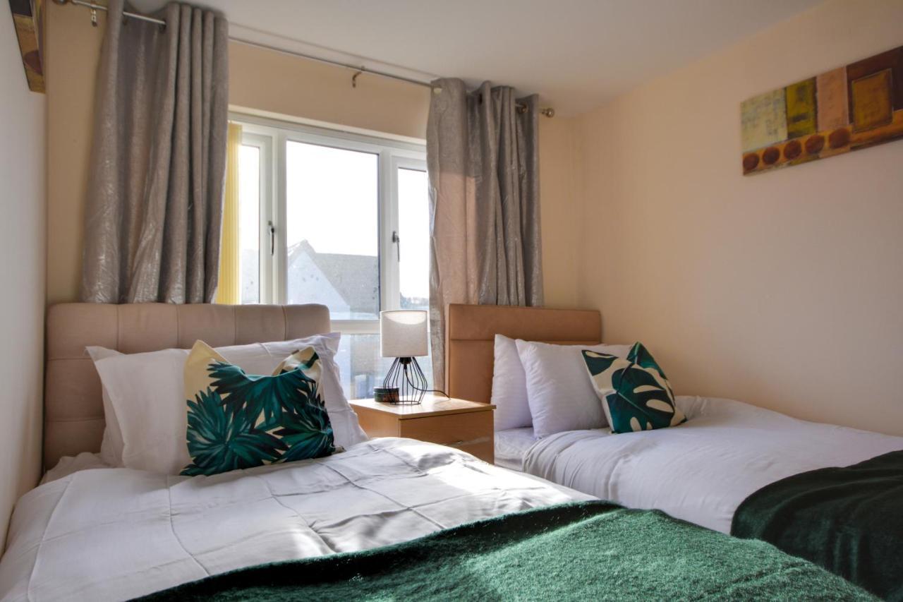 Three Bedroom House In Runcorn By The Lake With Parking By Neofinixdotcom Eksteriør bilde