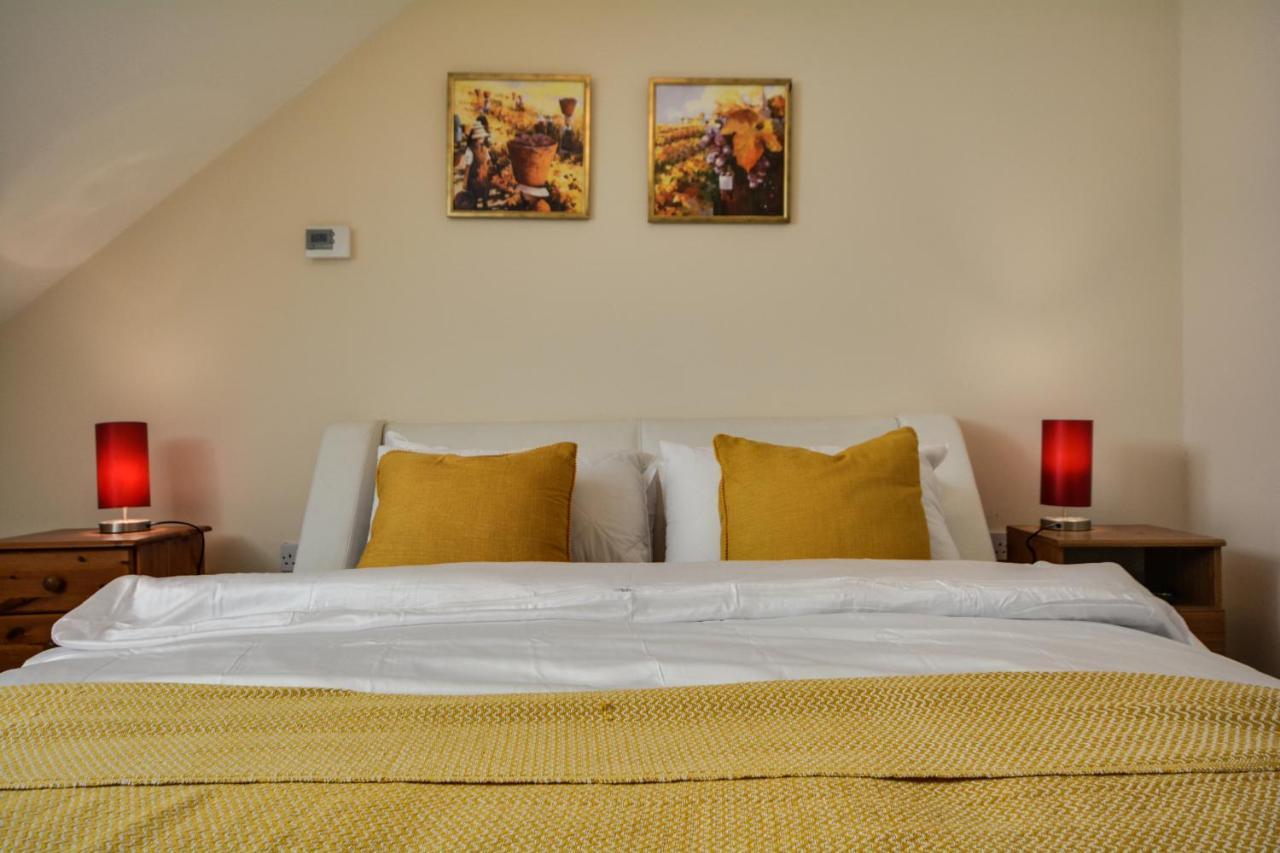Three Bedroom House In Runcorn By The Lake With Parking By Neofinixdotcom Eksteriør bilde