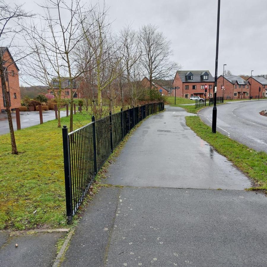 Three Bedroom House In Runcorn By The Lake With Parking By Neofinixdotcom Eksteriør bilde