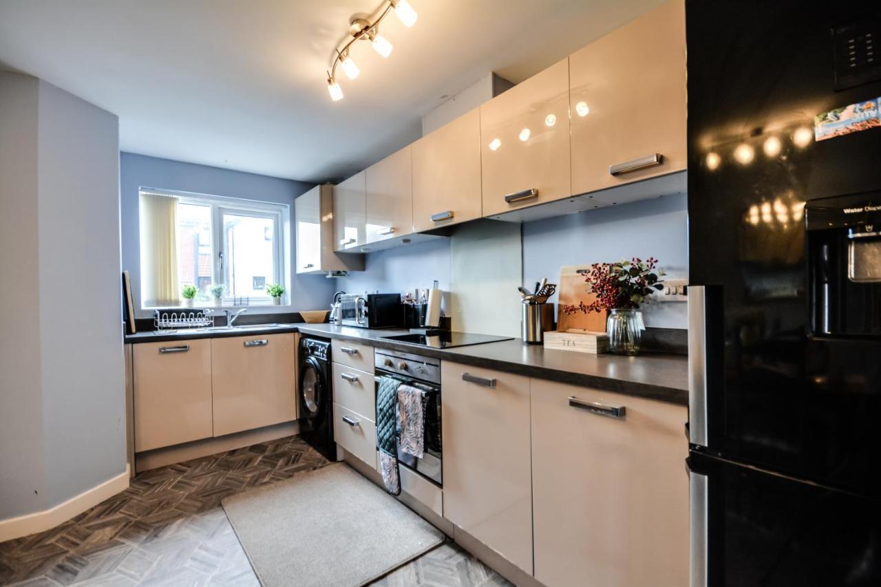 Three Bedroom House In Runcorn By The Lake With Parking By Neofinixdotcom Eksteriør bilde
