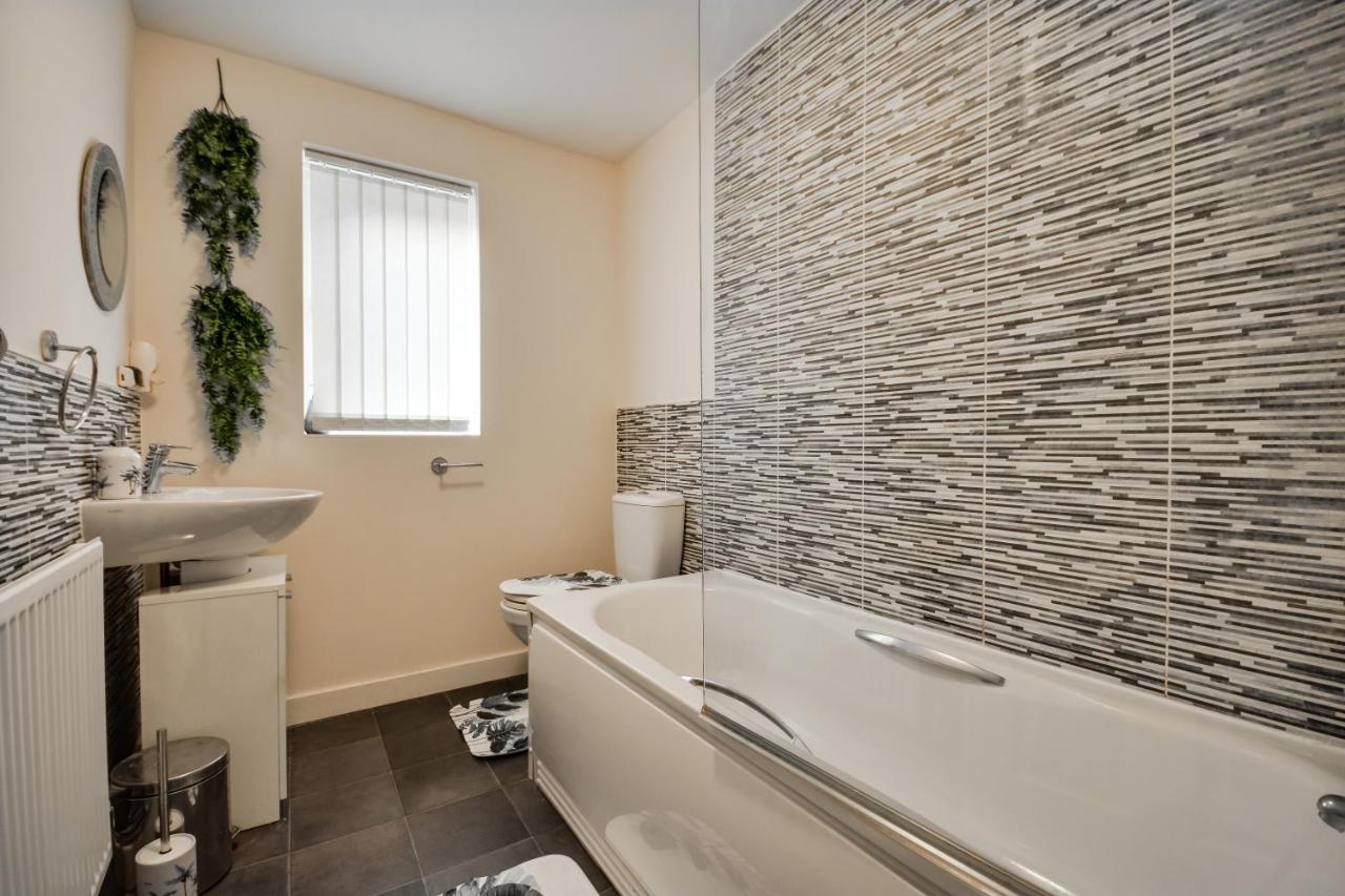 Three Bedroom House In Runcorn By The Lake With Parking By Neofinixdotcom Eksteriør bilde