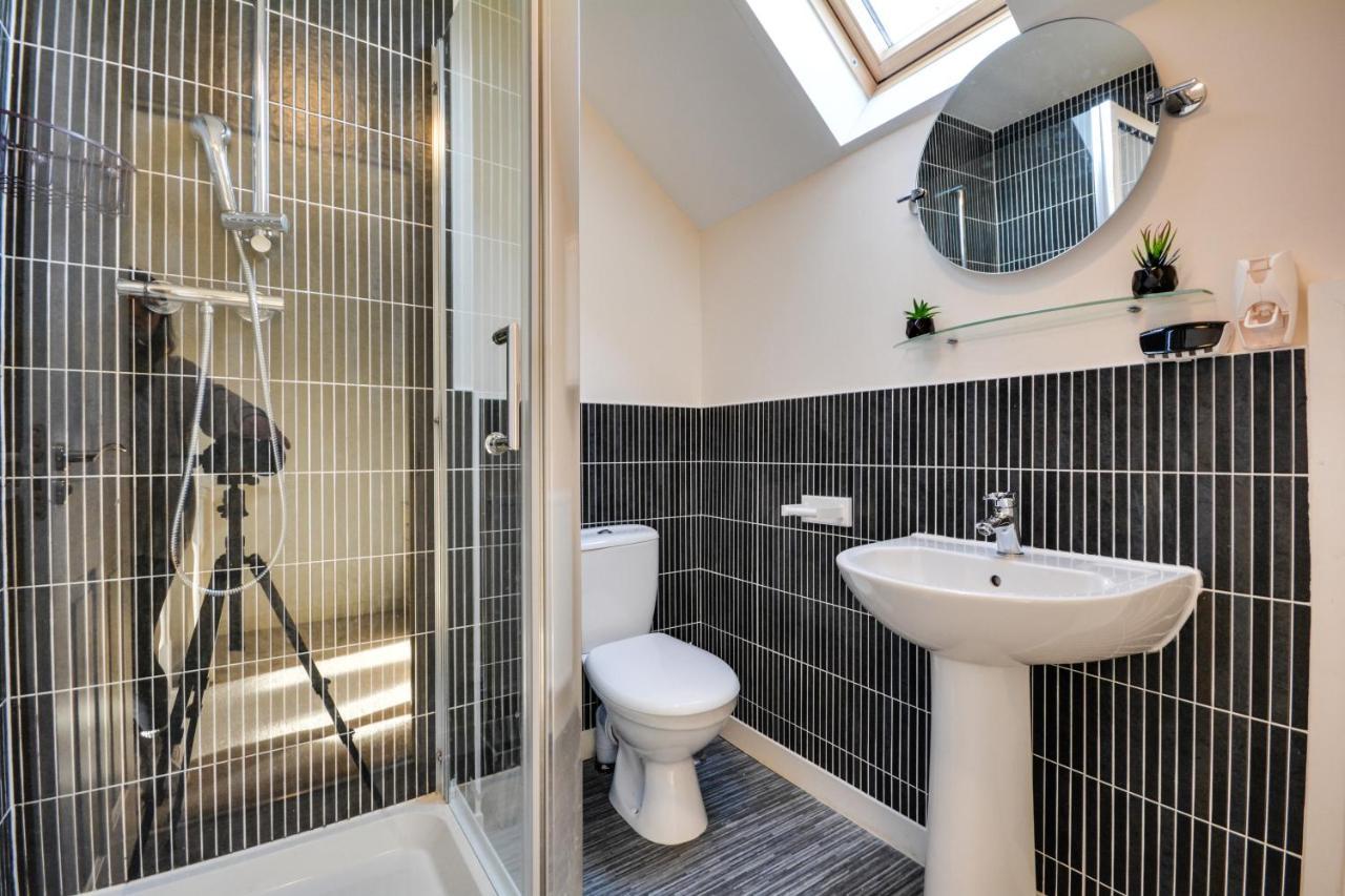 Three Bedroom House In Runcorn By The Lake With Parking By Neofinixdotcom Eksteriør bilde